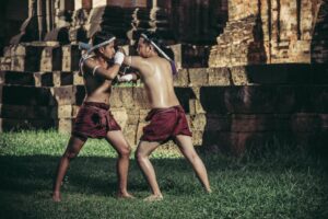 What is Muay Thai? An In-Depth Guide for Beginners 1 Two boxers fight with the martial arts of Muay Thai.