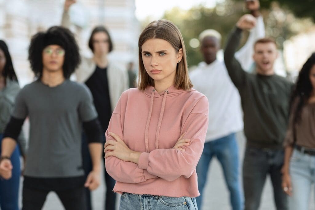 How Women Can Stay Aware and Avoid Dangerous Situations 1 How to Stay Aware Without Living in Fear